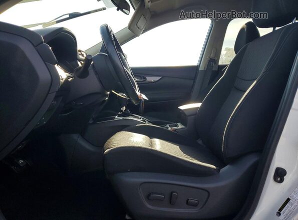 KNMAT2MV4JP567656 2018 NISSAN ROGUE White Front interior view