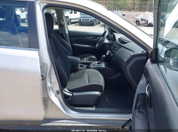KNMAT2MV4JP586370 2018 NISSAN ROGUE Silver Widok wnętrza z przodu