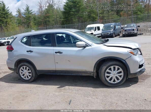 KNMAT2MV4JP586370 2018 NISSAN ROGUE Silver Widok wnętrza z tyłu