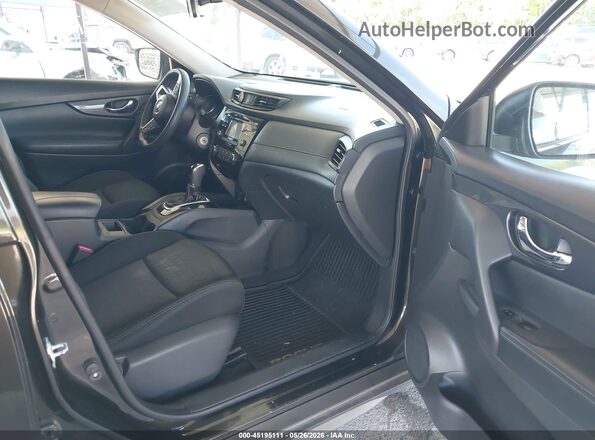 KNMAT2MV6HP538895 2017 NISSAN ROGUE Черный Вид салона спереди