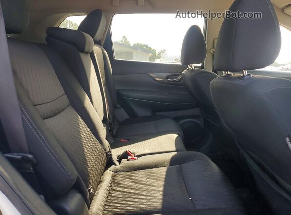 KNMAT2MV7HP502598 2017 NISSAN ROGUE White Widok wnętrza z tyłu