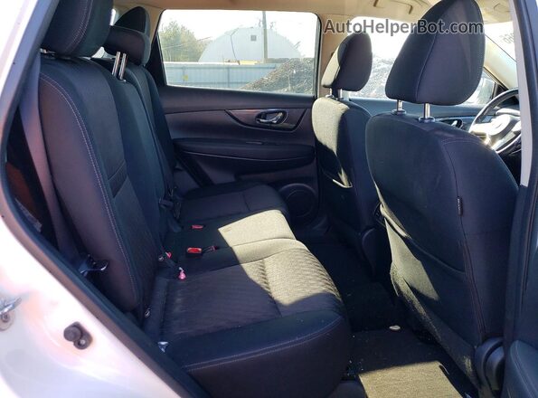 KNMAT2MV7JP605512 2018 NISSAN ROGUE White Widok wnętrza z tyłu