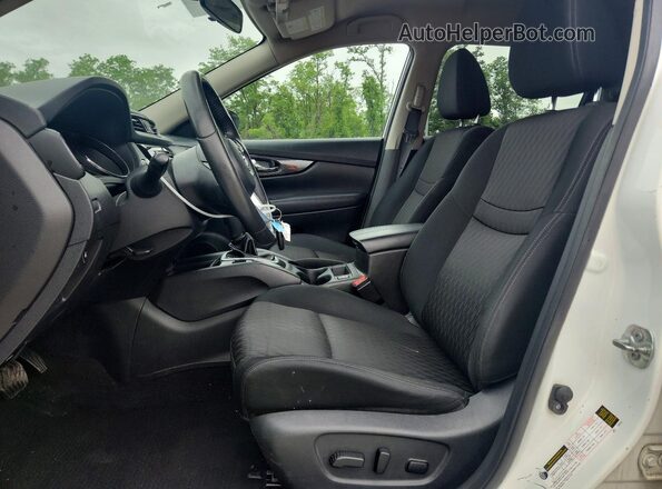 KNMAT2MV8JP575405 2018 NISSAN ROGUE White Front interior view