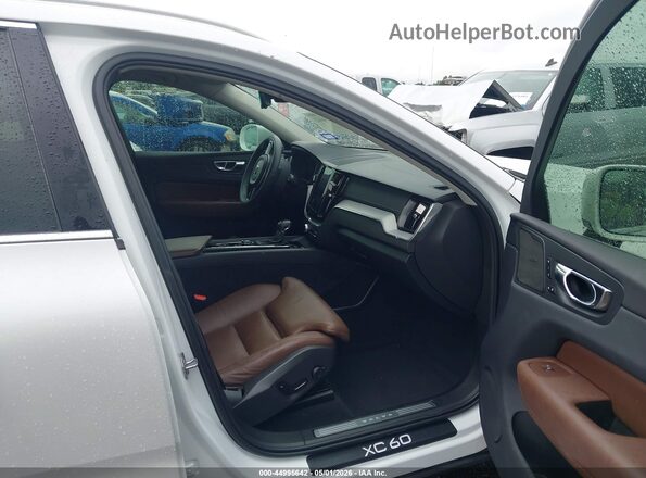 LYV102RL4KB330663 2019 VOLVO XC60 Белый Вид салона спереди