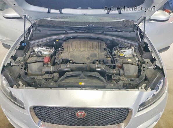 SADCJ2BV4HA898000 2017 JAGUAR F-PACE Silver Vista del compartimento del motor
