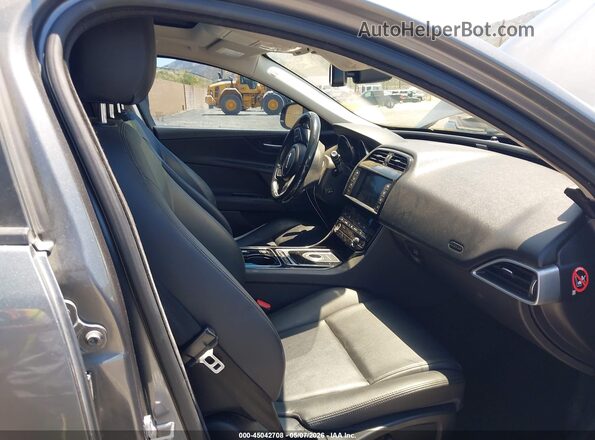 SAJAD4BV3HA956167 2017 JAGUAR XF Gray Widok wnętrza z przodu
