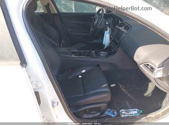 SAJAS4BN3HA970768 2017 JAGUAR XF Белый Вид салона спереди