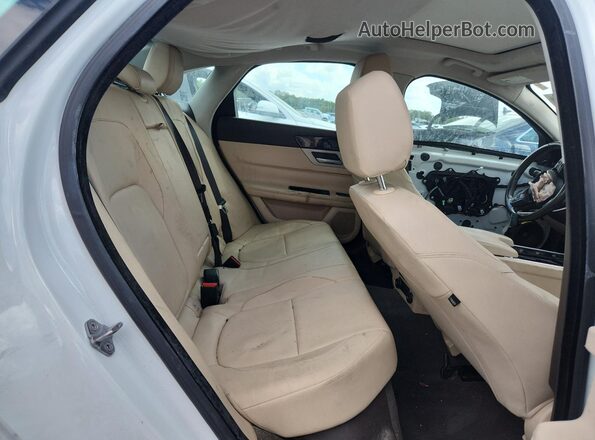 SAJBD4BV3GCY22394 2016 JAGUAR XF White Widok tylnych siedzeń