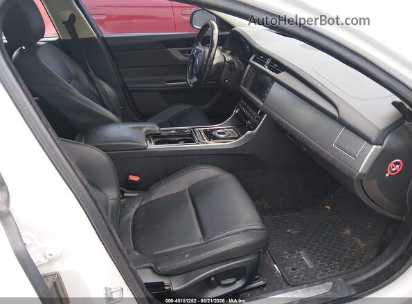 SAJBD4BV9GCY16731 2016 JAGUAR XF Белый Вид салона спереди