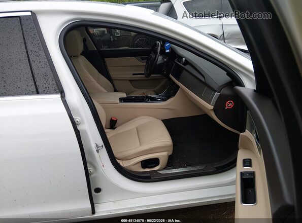 SAJBJ4BN5HCY32130 2017 JAGUAR XF White Widok wnętrza z przodu