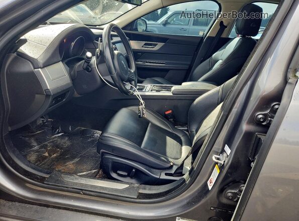 SAJBJ4BV6HCY36817 2017 JAGUAR XF Серебряный Вид салона спереди