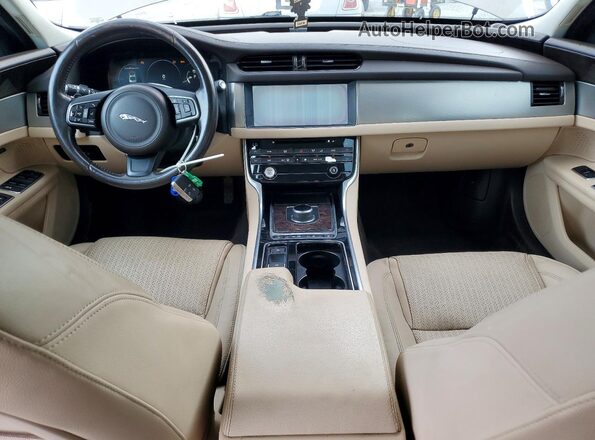 SAJBK4BV0HCY26717 2017 JAGUAR XF Tan Widok deski rozdzielczej