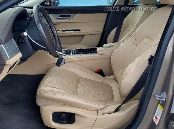 SAJBK4BV0HCY26717 2017 JAGUAR XF Tan Widok wnętrza z przodu