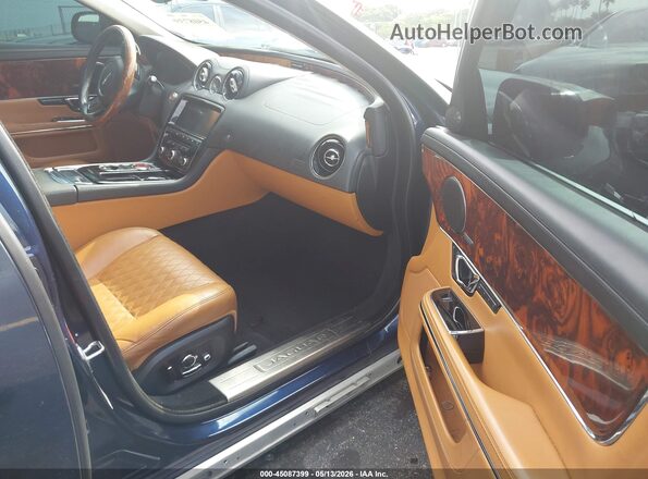 SAJWA2G74J8W13622 2018 JAGUAR XJ Navy Widok wnętrza z przodu