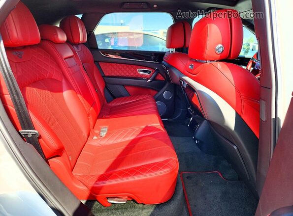 SJAAC2ZV8JC017622 2018 BENTLEY BENTAYGA White Widok wnętrza z tyłu