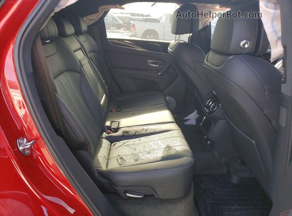 SJAAC2ZVXJC020098 2018 BENTLEY BENTAYGA Красный Вид задней части салона