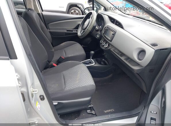 VNKKTUD30GA063087 2016 TOYOTA YARIS Серебряный Вид салона спереди
