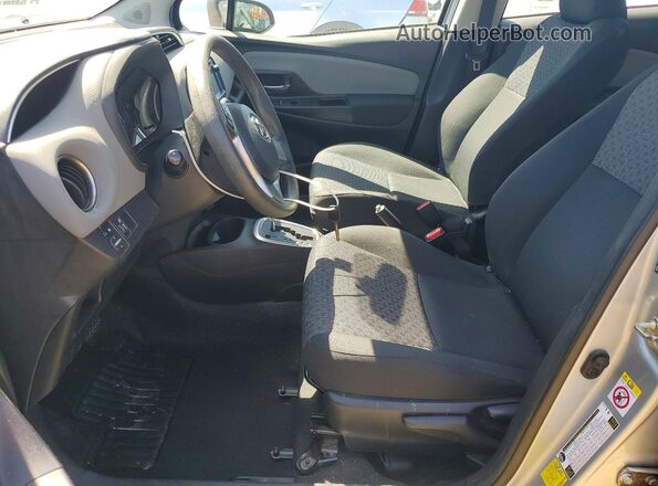 VNKKTUD34GA059267 2016 TOYOTA YARIS Серебряный Вид салона спереди