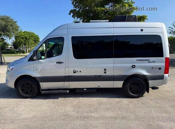 W1X4EBHY0NP484324 2022 MERCEDES-BENZ SPRINTER Серебряный Вид подкапотного пространства