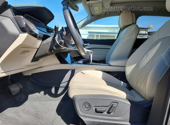 WA15AAGE7RB005444 2024 AUDI Q8 Черный Вид салона спереди
