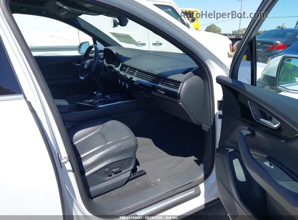 WA1AAAF77HD005576 2017 AUDI Q7 White Front interior view