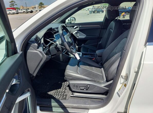 WA1AECF34L1066066 2020 AUDI Q3 White Widok wnętrza z przodu