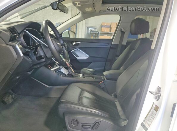 WA1AECF38N1077154 2022 AUDI Q3 Белый Вид салона спереди