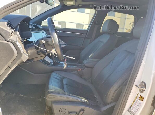 WA1AUCF32M1095960 2021 AUDI Q3 Белый Вид салона спереди
