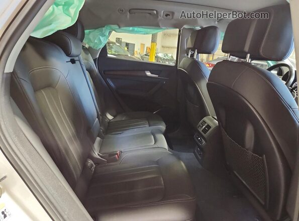 WA1BAAFY2M2002135 2021 AUDI Q5 White Вид задньої частини салону