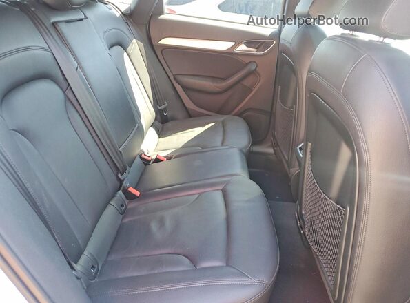 WA1BCCFS2JR008697 2018 AUDI Q3 White Vista de los asientos traseros