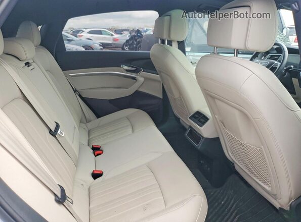 WA1CAAGE0RB007771 2024 AUDI Q8 White Widok tylnych siedzeń