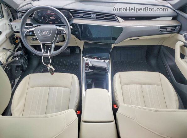 WA1CAAGE0RB007771 2024 AUDI Q8 White Widok deski rozdzielczej