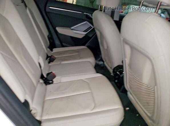 WA1DECF30P1058324 2023 AUDI Q3 White Widok wnętrza z tyłu