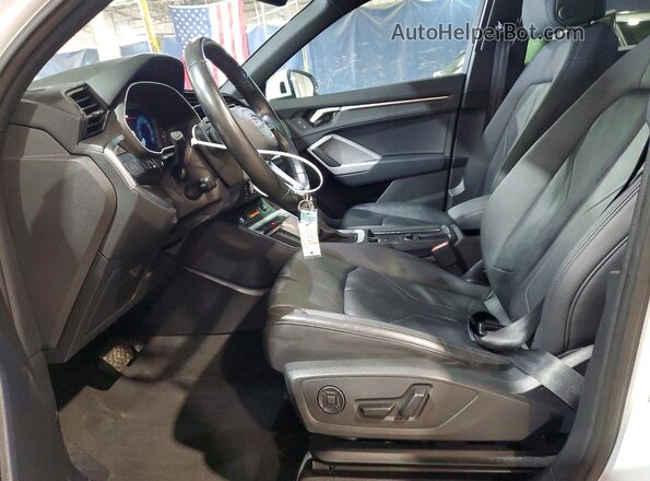 WA1DECF32R1054763 2024 AUDI Q3 White Вид салону спереду