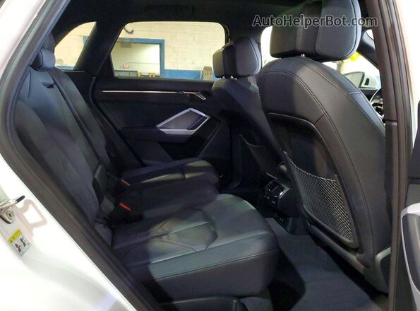 WA1DECF32R1054763 2024 AUDI Q3 White Вид задньої частини салону