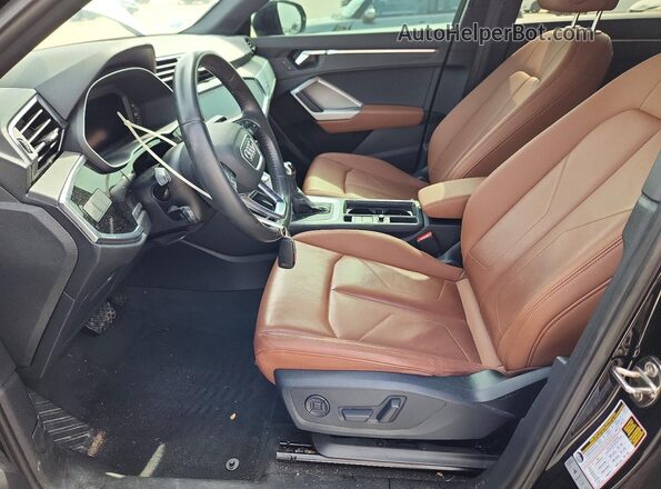 WA1DECF36L1077180 2020 AUDI Q3 Черный Вид салона спереди