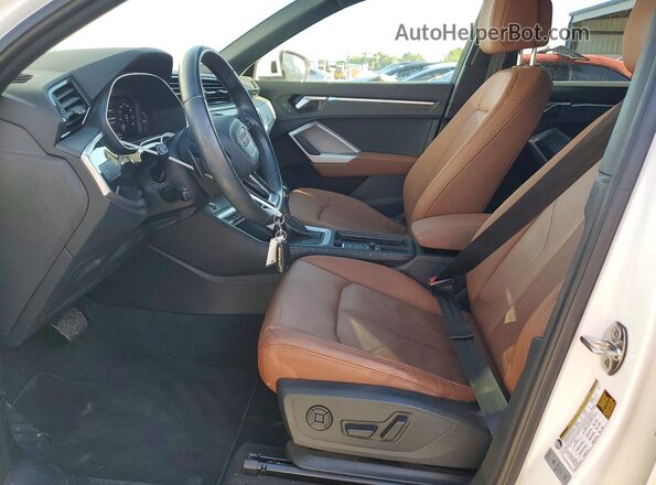 WA1DECF38M1056204 2021 AUDI Q3 White Widok wnętrza z przodu