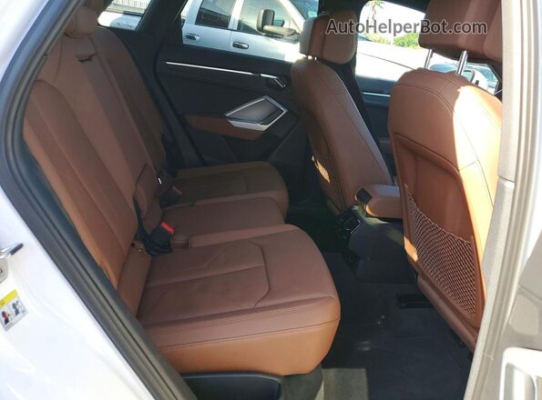 WA1DECF38M1056204 2021 AUDI Q3 White Widok wnętrza z tyłu