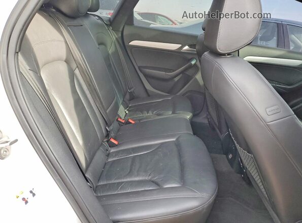 WA1ECCFS3HR008943 2017 AUDI Q3 White Widok wnętrza z tyłu