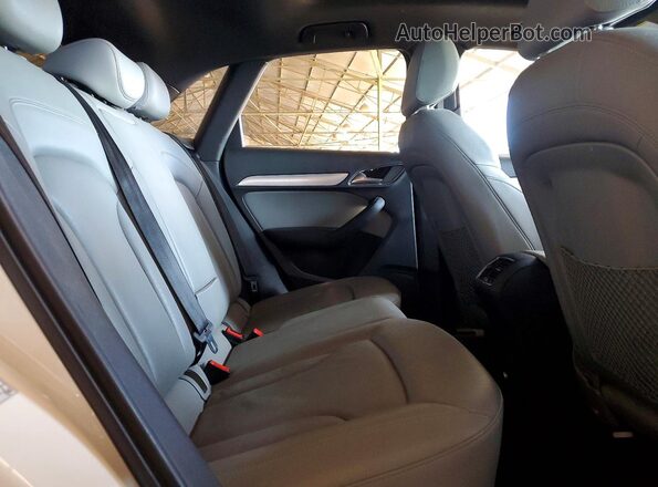 WA1ECCFS6JR009980 2018 AUDI Q3 White უკანა სავარძლების ხედი