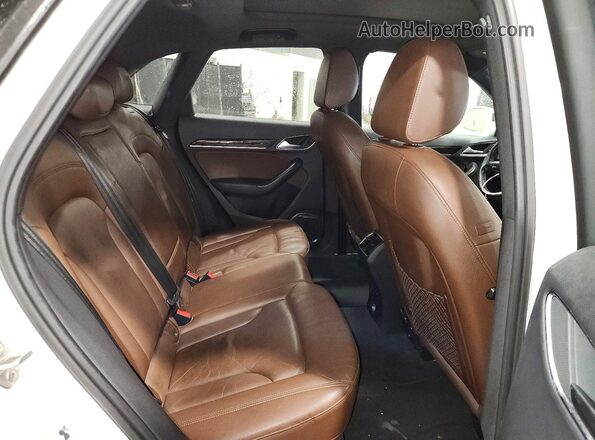 WA1GFCFS8GR014932 2016 AUDI Q3 White Widok wnętrza z tyłu