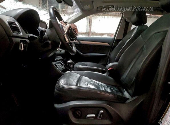 WA1HCCFS0JR010863 2018 AUDI Q3 Black Front interior view