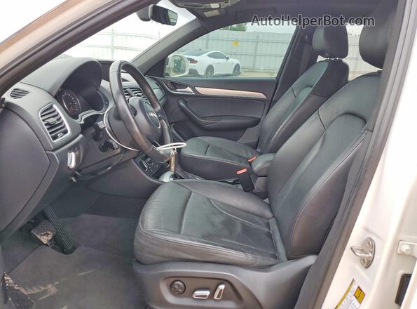 WA1HCCFS4HR016854 2017 AUDI Q3 Белый Вид салона спереди