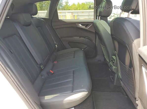 WA1K2BFZ1PP060286 2023 AUDI Q4 White Вид задньої частини салону