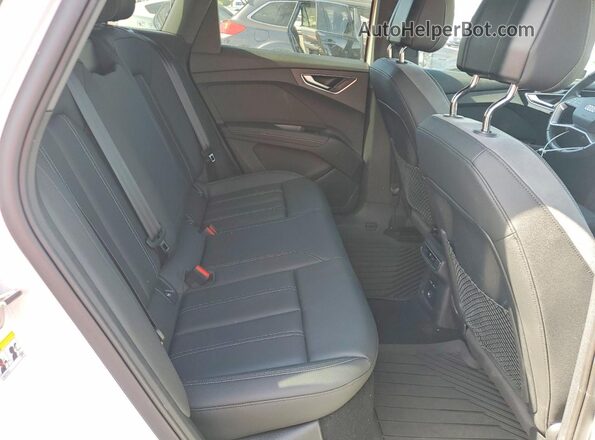 WA1KUBFZ2RP058124 2024 AUDI Q4 White Вид задньої частини салону