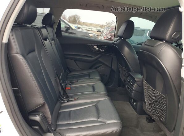 WA1LAAF71JD037261 2018 AUDI Q7 White Widok wnętrza z tyłu