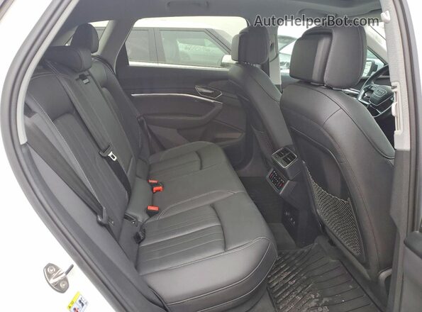 WA1LAAGE6NB014153 2022 AUDI E-TRON Белый Вид задних сидений