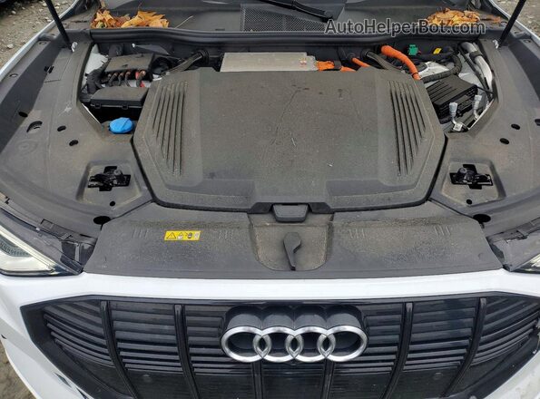 WA1LAAGE7MB027265 2021 AUDI E-TRON White Widok wnętrza z tyłu
