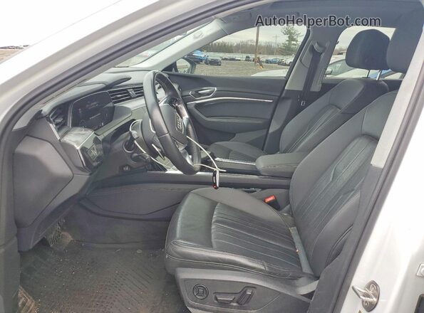 WA1LAAGE7MB027265 2021 AUDI E-TRON White Widok wnętrza z przodu