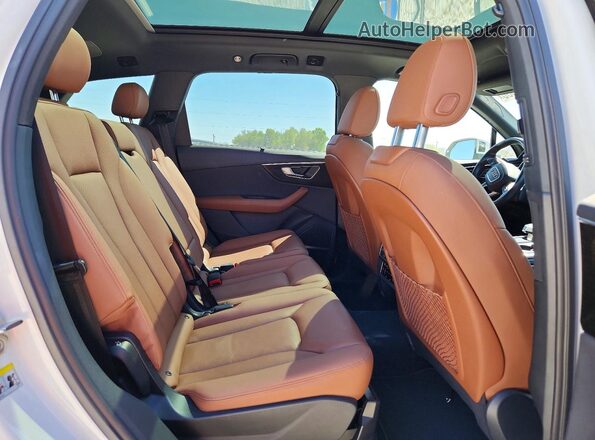 WA1LCBF77PD029805 2023 AUDI Q7 White Widok wnętrza z tyłu